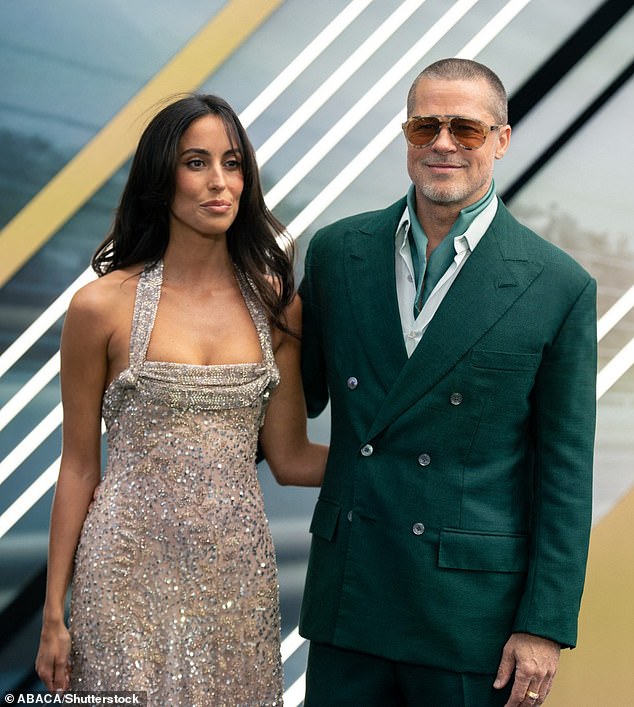 براد، 61 عامًا - الذي كان متزوجًا سابقًا من الممثلة أنجلينا جولي - يواعد إينيس منذ عام 2022، ويشعر الممثل بسعادة غامرة لأنها ستكون بجانبه في موسم العطلات الأول منذ فقدان والدته؛ الصورة في لندن يوم 23 يونيو