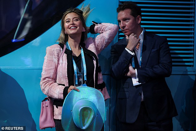 أمضت هولي العقد الماضي في أن يكون لها حضور غير متوقع في الدوائر السياسية، حيث كانت هي ونيك من الداعمين البارزين للإصلاح ونايجل فاراج (شوهدا معًا في مؤتمر حزب الإصلاح العام الماضي).