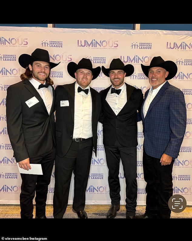 LR ستيف جونيور وجيسي وبرايدن ماكبي في الصورة مع والدهم