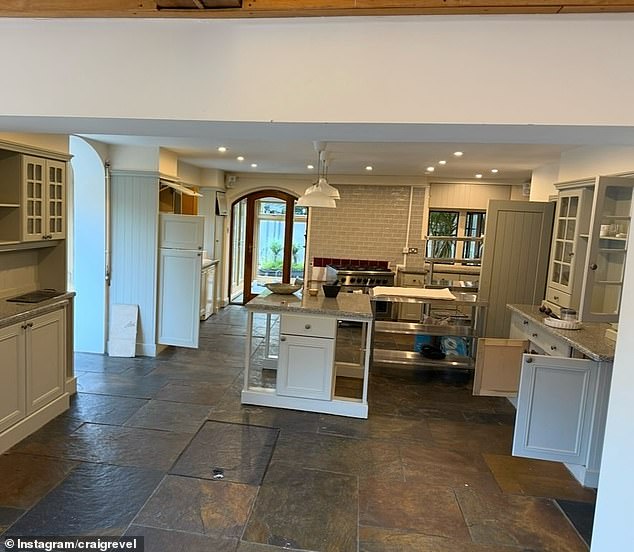 منطقة المطبخ تظهر قبل أن يتم تدميرها