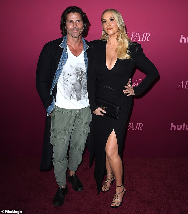 الجميلة مع زوجها جريج لورين منذ 22 عامًا في أكتوبر في العرض الأول لفيلم All's Fair. كان زوجها يرتدي قميصًا من Showgirls