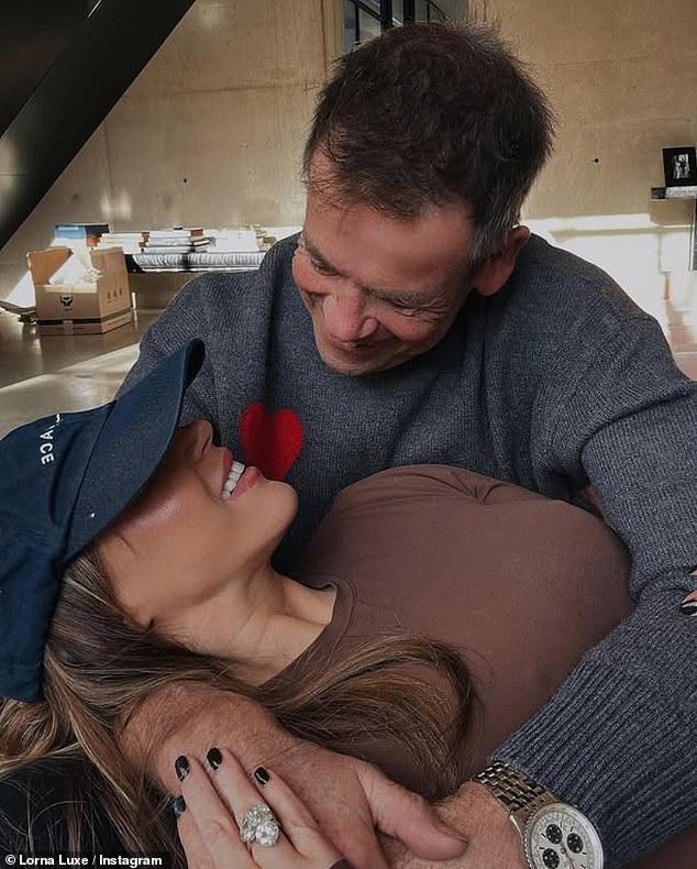 لورنا، التي لديها أكثر من 1.6 مليون متابع على Instagram، هي واحدة من أبرز الشخصيات المؤثرة في أسلوب الحياة الفاخرة في المملكة المتحدة، وقد استخدمت منصتها للتحدث عن مرض جون.