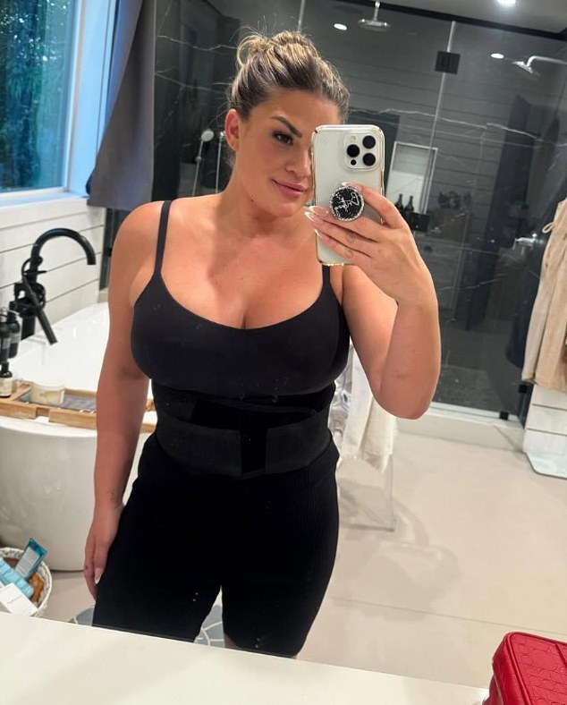 خضعت كارترايت لعملية شد البطن وتصغير الثدي الشهر الماضي