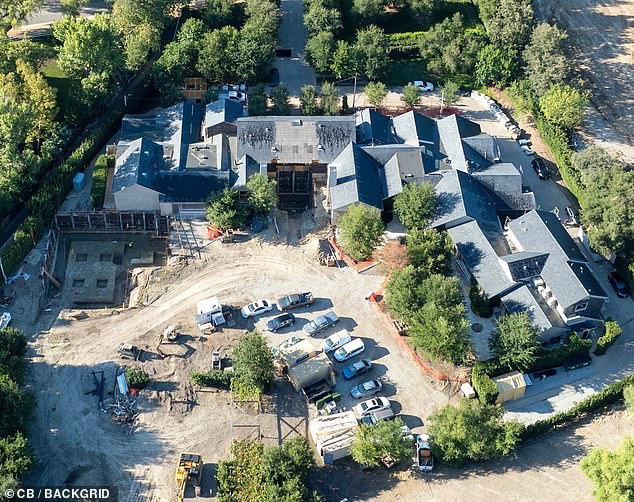 في الحياة الواقعية، تتمتع كيم بأسلوب حياة فخم تعيش فيه في مجمع ضخم بقيمة 60 مليون دولار في منطقة هيدن هيلز الثرية.