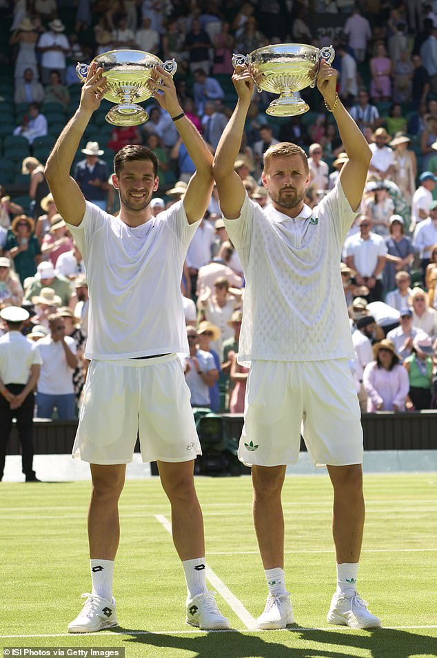 هذا الصيف، حفر جوليان (يسار) ولويد أسمائهما في تاريخ ويمبلدون بعد أن أصبحا أول ثنائي بريطاني بالكامل منذ ما يقرب من 90 عامًا يفوز بلقب زوجي الرجال.