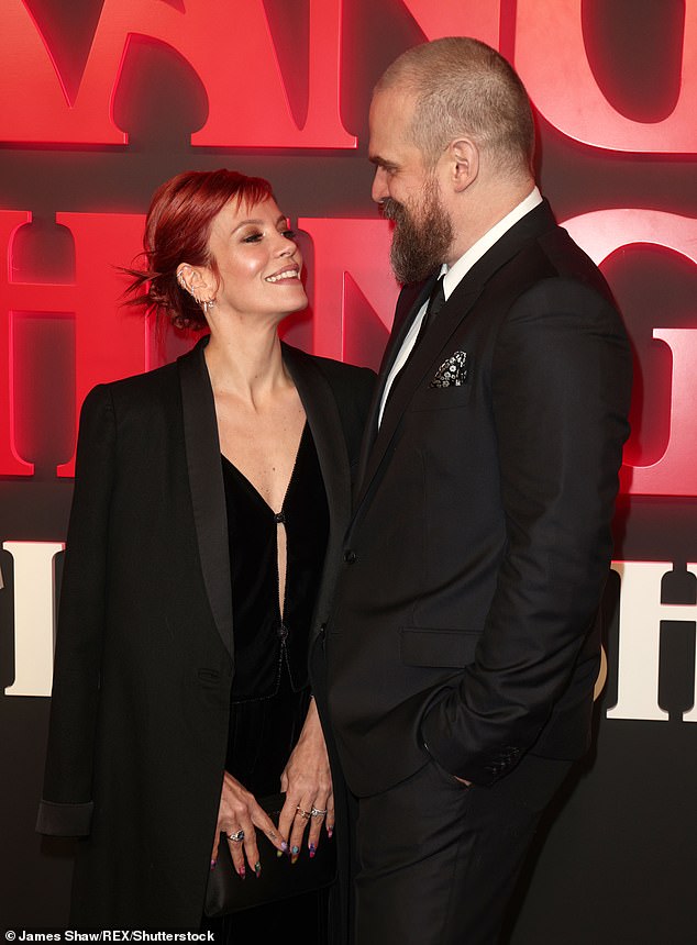 انفصلت المغنية رسميًا عن نجمة Stranger Things عندما اكتشفت علاقته الغرامية التي دامت ثلاث سنوات وملفه الشخصي على تطبيق مواعدة المشاهير Raya (في الصورة عام 2023).