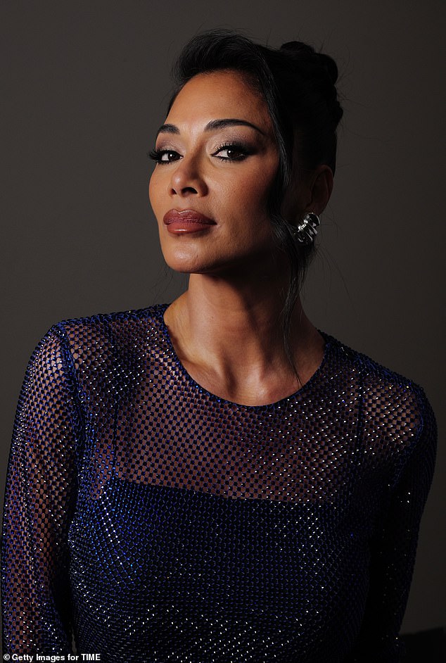 يأتي ذلك بعد أن كسرت نيكول صمتها بشأن وصفها بأنها 