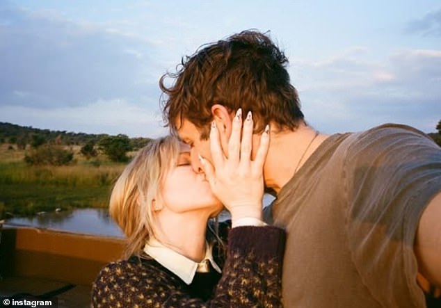 أعلنت أيقونة Call Me Maybe، البالغة من العمر 39 عامًا، والتي تزوجت من زوجها الشهر الماضي، عن الأخبار السعيدة في جلسة تصوير جميلة كشفت عن بطنها، وعلقت: 