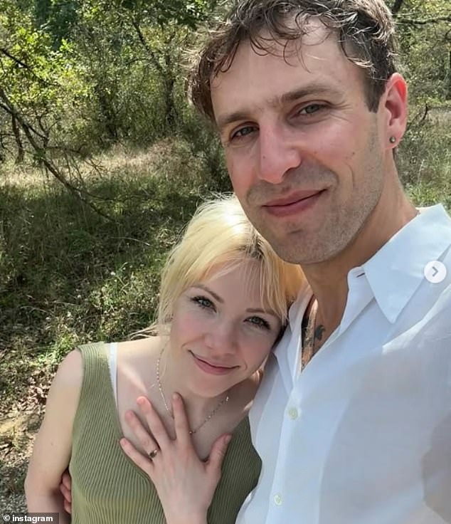 قالت المغنية رسميًا 