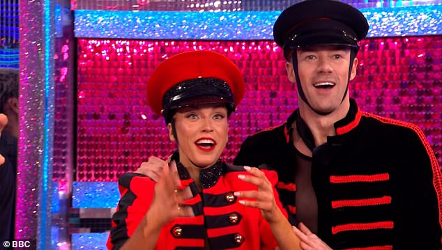 صرخت فيكي مبتهجة: ¿إنها تعرف من أنا! يا إلهي! أحبك شيريل!¿