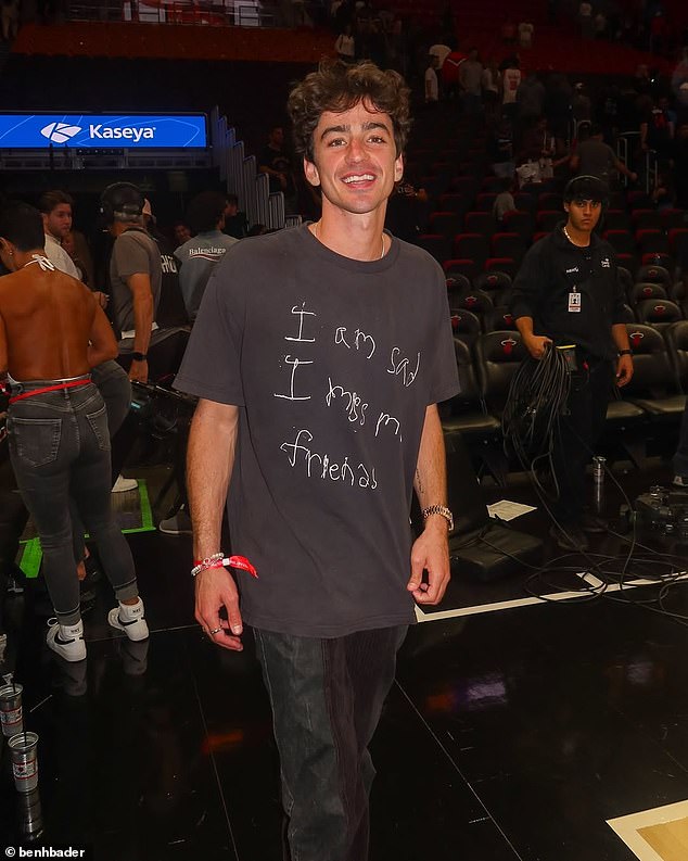 ونظر الموقع في وثائق من طبيب شرعي في مقاطعة بالم في فلوريدا