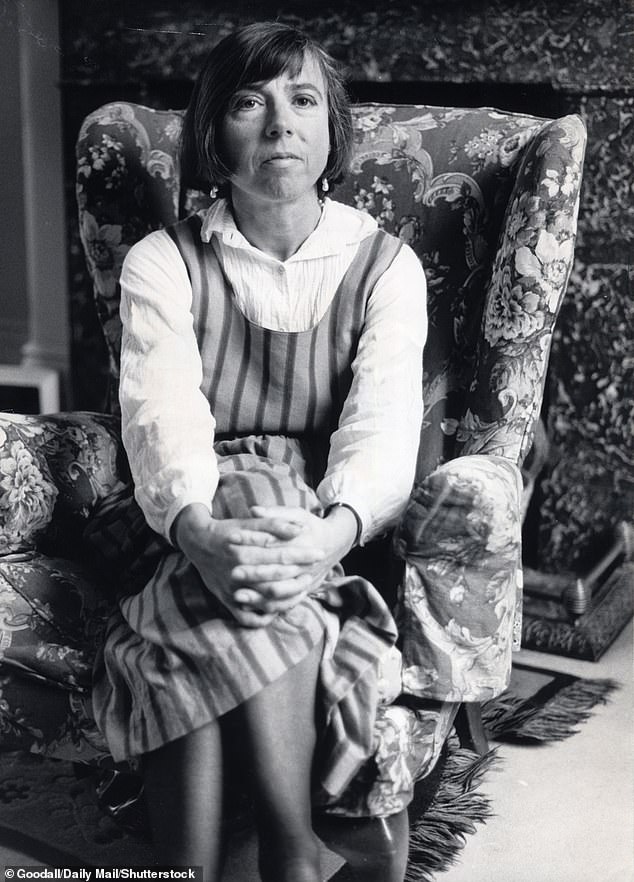 في عام 1967، تزوج من بترونيلا باركر (في الصورة)، وهي ابنة ممثلين من الطبقة العليا في بي بي سي، وسرعان ما تدهورت العلاقة بينهما.