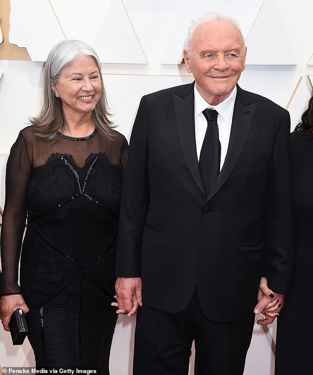 الكتاب مخصص لزوجته الثالثة ستيلا (يسار)، التي التقى بها بعد أن أدى شرب الخمر إلى تدمير زواجه الأول والثاني.