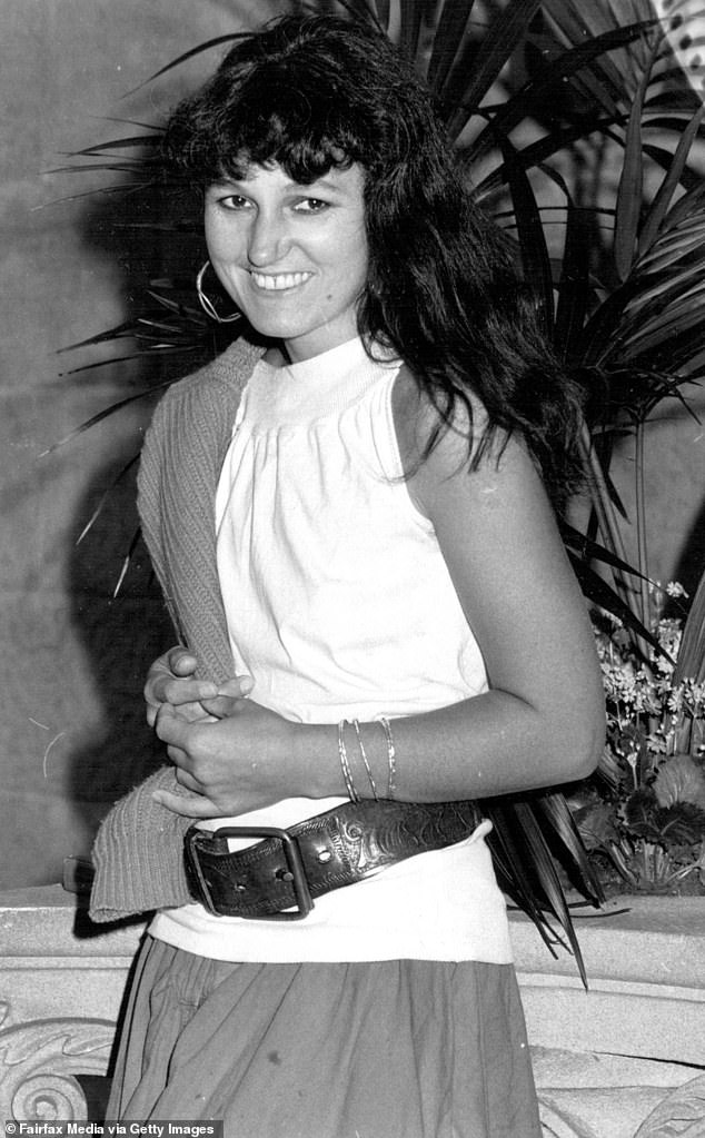 تم عرض مسرحيتها الأولى، عندما كنت فتاة، كنت أصرخ وأصرخ، على مسرح بوش في عام 1984. وفازت المسرحية بجائزة المساء القياسي لأفضل كاتب مسرحي واعد (في الصورة عام 1987)