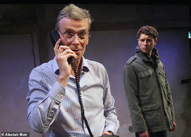 وفي الوقت نفسه، وجد والدها ويل نايتلي، البالغ من العمر 79 عامًا، شهرة على الشاشة الصغيرة حيث ظهر في أدوار الضيوف في البرامج التلفزيونية The Bill وA Touch of Frost وMidsomer Murders (في الصورة عام 2007).