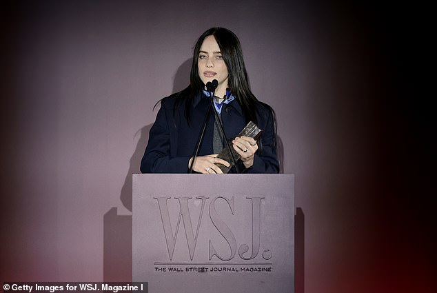 استخدمت إيليش منصتها بشكل متزايد للتدقيق في الثروات الهائلة، وكان آخرها استدعاء المليارديرات أثناء قبولها جائزة Music Innovator في وول ستريت جورنال. جوائز المجلة للمبتكرين؛ شوهد الشهر الماضي