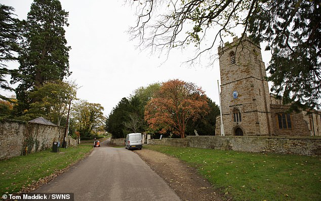 كان الزوجان المشهوران قد قاما بالفعل ببناء الهياكل بجوار حمام السباحة الخاص بهما في منزلهما، وقد تؤدي إجراءات الإنفاذ الآن إلى إزالتها بالقوة