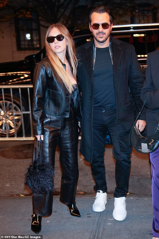 سويني ودافينو، اللذان تواعدا لعدة سنوات وخطبا في أوائل عام 2022، حافظا في السابق على خصوصية علاقتهما إلى حد كبير؛ الصورة في ديسمبر الماضي في نيويورك