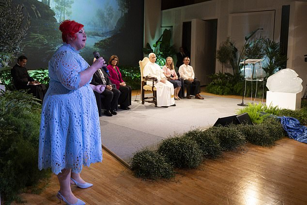 لقد كان الأمر عاطفيًا جدًا. لم أكن متوترة على الإطلاق عندما صعدت على المسرح مع روبي. لكنني كنت متوترة للغاية مع البابا لأنه حتى اللحظة الأخيرة كنت لا أزال أعتقد أن ذلك لن يحدث.