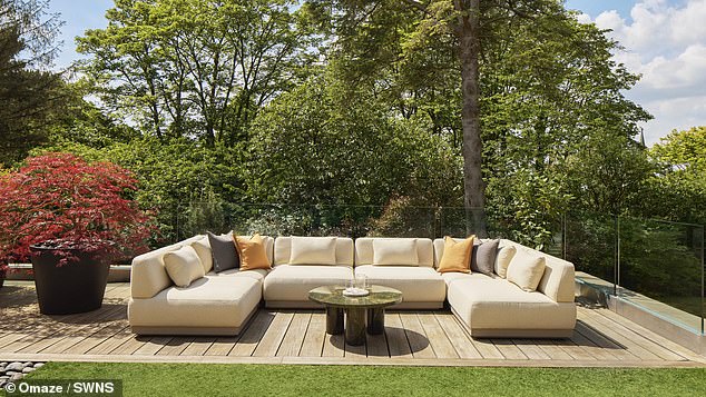 يتميز المنزل المذهل المكون من أربع غرف نوم بمساحة 6300 قدم مربع بإطلالات بانورامية وحدائق ذات مناظر طبيعية وجناح ترفيهي داخلي فاخر.