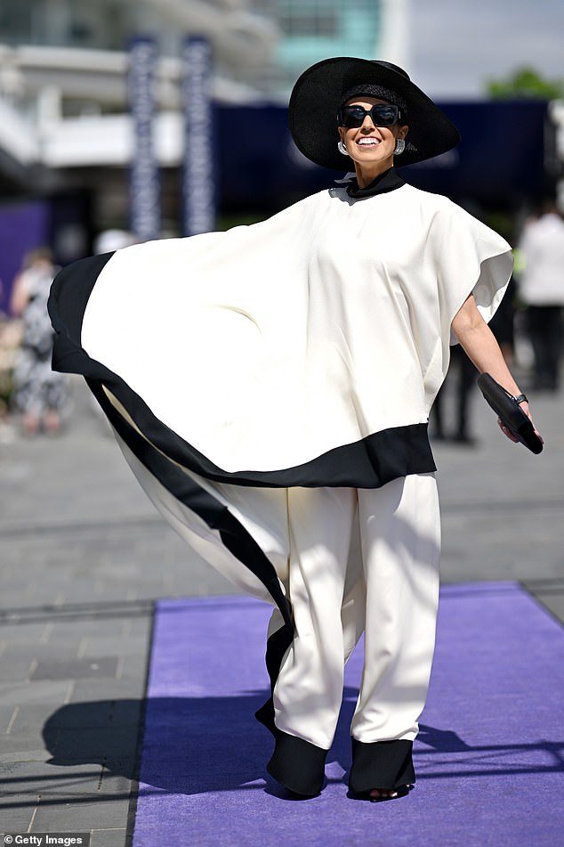 وحذت إيما سكوديلارو، 47 عامًا، حذوها، حيث قدمت عرضًا مسرحيًا مع معطف أبيض كبير الحجم وبنطلون أبيض فضفاض.