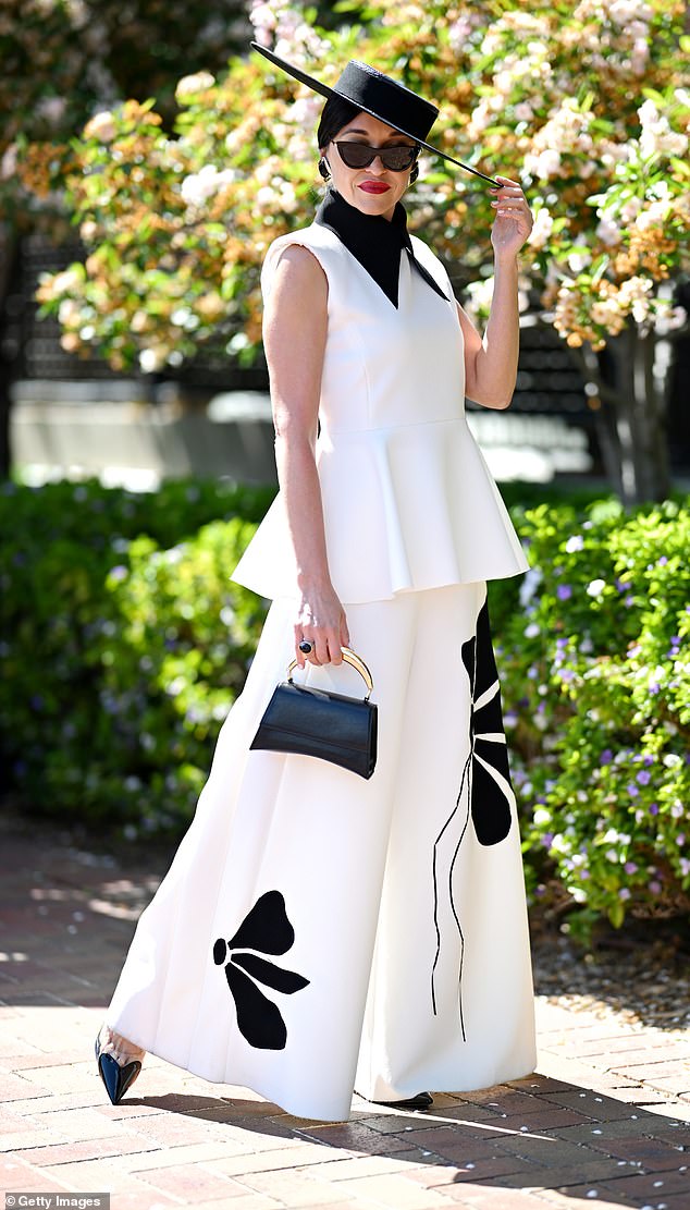 كانت فييرا ماشيكوفا، البالغة من العمر 49 عاماً، صورة للأناقة حيث ارتدت بلوزة بيبلوم بيضاء مع ياقة على شكل حرف V سوداء