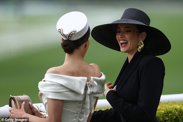 كما شوهدت سارة وإيرين وهما يتباهيان بجانب مضمار السباق الساحر، ويخوضان محادثة عميقة أثناء مشاهدتهما للخيول وهي تنطلق بسرعة.