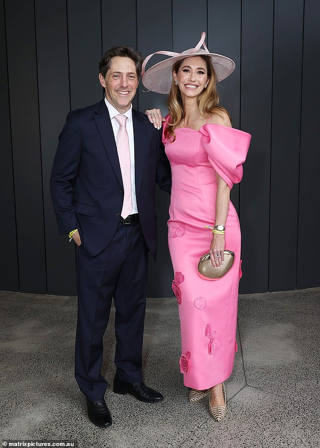 وقد انضم إليها في الاحتفالات زميلها نجم القناة السابعة تشارلي ألبون، الذي كان ذو شخصية أنيقة للغاية.