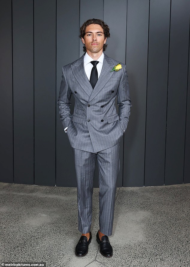 قدم المغني برايدن دنبار شخصية أنيقة للغاية في بدلة مقلمة مزدوجة الصدر