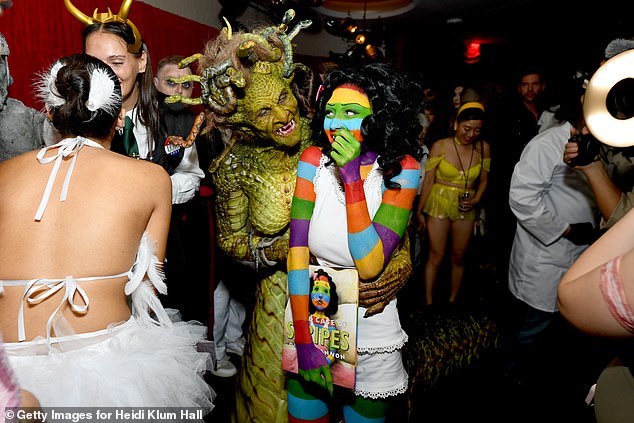 أصبحت ليني شخصية مميزة مع بشرتها المطلية من الرأس إلى أخمص القدمين بخطوط قوس قزح، بالإضافة إلى باروكة شعر مستعار أسود مجعد مع قوس وردي متصل.