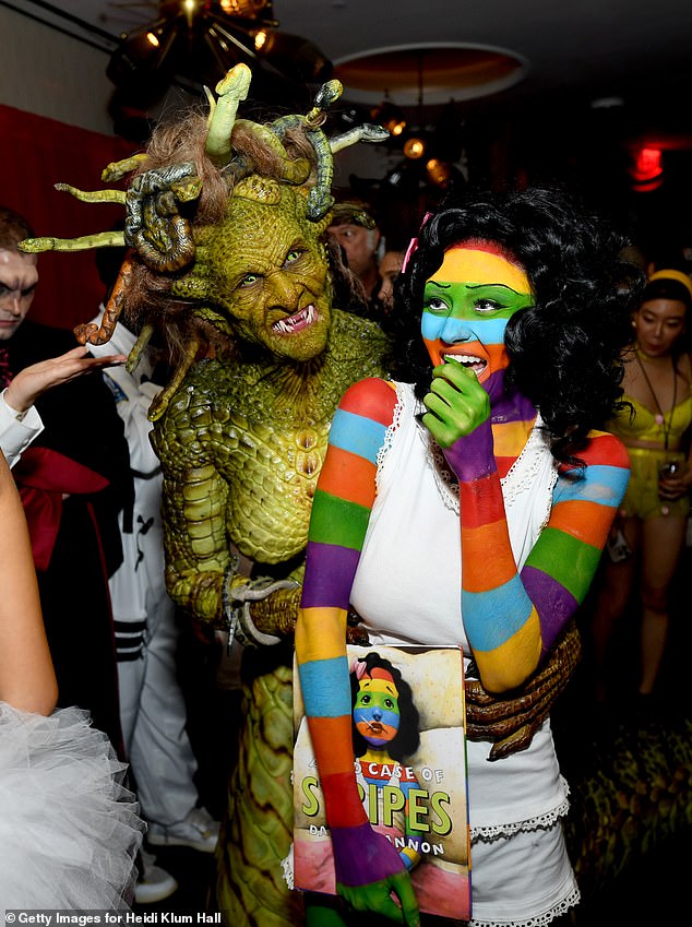 وشوهدت ليني، وهي ترتدي زي شخصية كاميل كريم، وهي تقف بجانب والدتها - التي تحولت إلى فيلم Clash of the Titans عام 1981، نسخة ميدوسا.