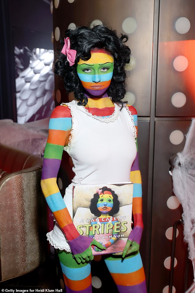 كما ارتدت أيضًا طقم بيجامة من الدانتيل الأبيض وزوجًا من الأحذية الناعمة، بينما كانت تحمل الكتاب الذي يظهر الشخصية بالشكل الدقيق على الغلاف.