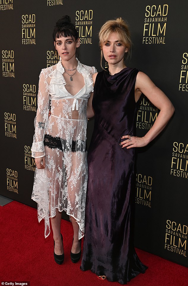 أرسلت نجمة Twilight نبضات متسارعة عندما خرجت مرتدية فستاناً أبيض قصير الأكمام، ارتدته فوق حمالة صدر بيضاء وملابس داخلية من الدانتيل الأسود.