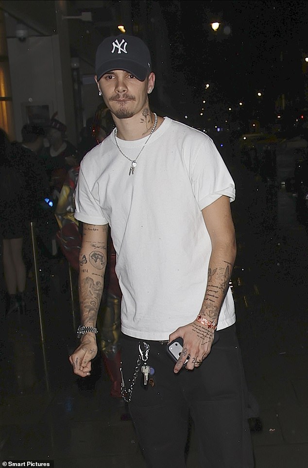 وظل الطفل نيبو، البالغ من العمر 23 عامًا، بعيدًا عن الأنظار بعد الاحتفالات المخيفة، حيث قام بإقران مظهره المريح بقبعة سوداء