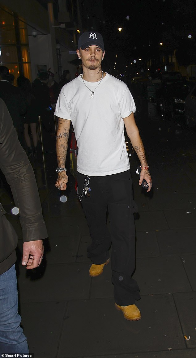 أكمل مجموعته بزوج من أحذية Timberland ذات اللون البني وأكمل مظهره بأقراط من الماس وقلادة على شكل سلسلة.