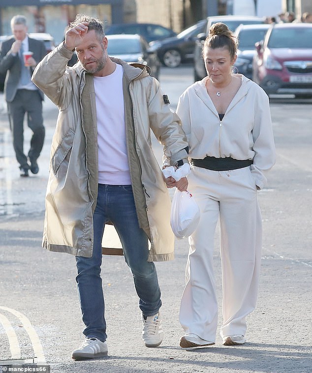 أثناء خروجهما في نهاية هذا الأسبوع، سارا جنبًا إلى جنب عبر مدينة ديربيشاير بعد التسوق