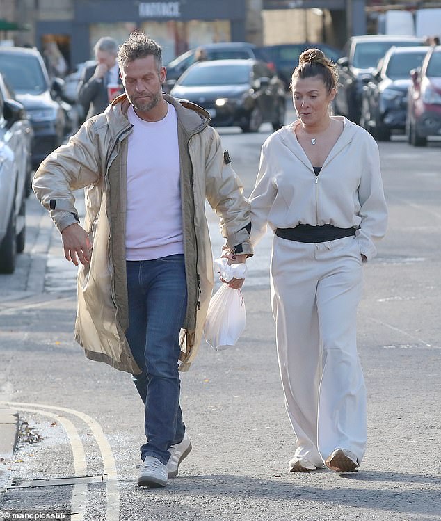 تعرفت الممثلة البالغة من العمر 49 عامًا على زوجها توم، عندما شاركت سلسلة من الصور على حسابها على إنستغرام الأسبوع الماضي، مؤكدة علاقتهما الرومانسية ووضعت علامة على حسابه.