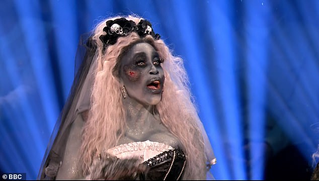 تأثرت فيكي بالبكاء عندما قالت موتسي مابوس إنها منافسة قوية على النهائي وبدأوا الليلة بنتيجة 31