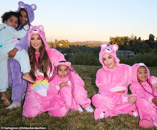 في لقطات عيد الهالوين الجديدة التي التقطتها كلوي، انضمت إليها أحيانًا كيم وابنتها شيكاغو، البالغة من العمر سبعة أعوام، والتي تشاركها مع كانييه.