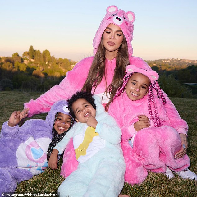 وفي الوقت نفسه، ارتدت كلوي كارداشيان زي Care Bear، لتتناسب مع أطفالها True، سبعة أعوام، وتاتوم، ثلاثة أعوام، بالإضافة إلى ابنة أختها Dream، ثمانية أعوام