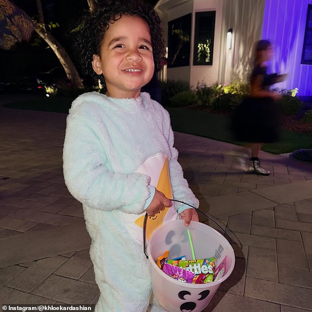 كما أظهرت إحدى صور كلوي تاتوم الصغير في زي Care Bears بعد الغسق، وهو يحمل سطلًا مليئًا بالحلوى بعد جولة ناجحة بشكل واضح من خدعة أم حلوى