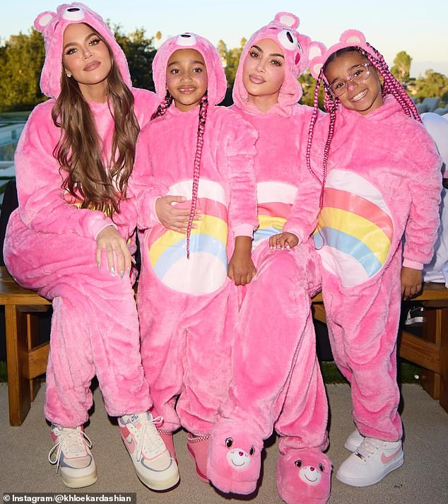 وكانت هناك لقطة أخرى جماعية لكلوي وكيم مع ابنتيهما ترو وشيكاغو البالغتين من العمر سبع سنوات، وجميعهن متطابقات في بدلات الدب الزاهي.