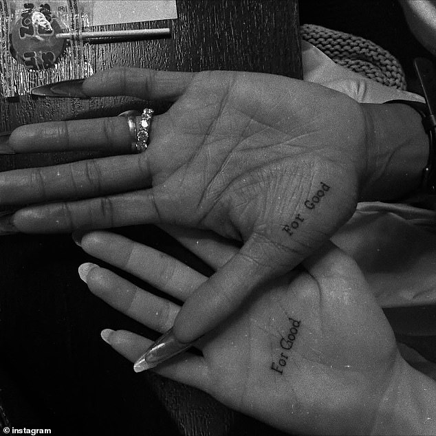 نشرت أريانا البالغة من العمر 32 عامًا، على موقع إنستغرام، صورة لوشمها بالأبيض والأسود. وأظهرت أيديهم مكتوبة بخط أسود بسيط ولكن فاخر