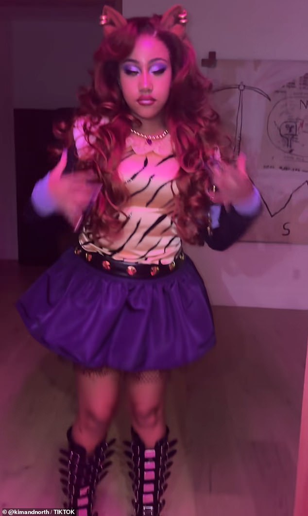 تم نشر مقطع فيديو لها وهي ترتدي زيًا على حساب TikTok الذي تشاركه مع والدتها، والذي كان بمثابة نقطة اشتعال في الخلاف بين كيم وكانييه.