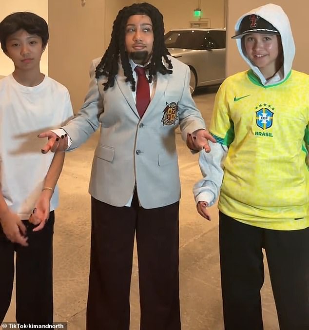 في مرحلة مختلفة، كانت نورث ترتدي زي نجم البث المباشر كاي سينات، مع اثنين من أصدقائها يرتدون زي النجوم المشاركين في جامعة كاي ستريمر راي وتوتا.