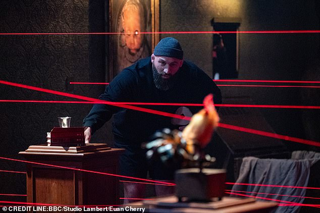 لقد اعترف منذ فترة طويلة بالرهبة من المتسابقين الأكثر شهرة السير ستيفن فراي وجوناثان روس - حتى أنه أشار إليهم باحترام باسم 