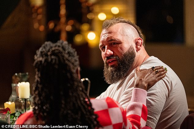 لقد أسر للكاميرا، بشكل صحيح، أنه يعتقد أن الممثل الكوميدي آلان كار والمغني كات بيرنز هما آخر 