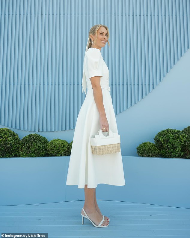 قامت مضيفة The Today Extra، البالغة من العمر 39 عاماً، بتوجيه دوروثي من The Wizard of Oz بفستان أبيض مذهل مع تفاصيل من الدانتيل من تصميم ريبيكا فالانس