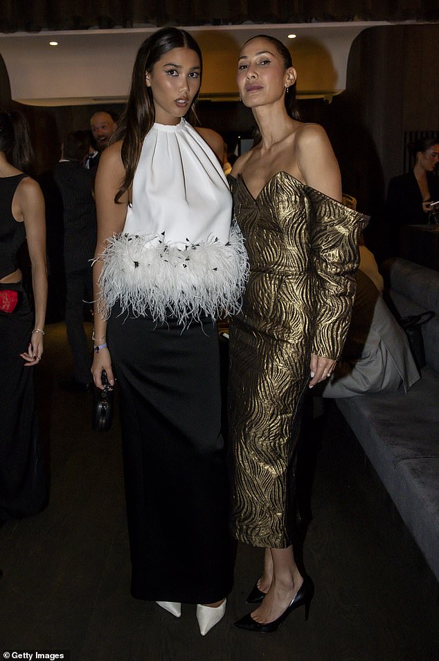 وفي الوقت نفسه، تألقت الأميرة البالية ليندي كليم باللون الذهبي المعدني، حيث ارتدت فستاناً مكشوف الكتفين يتميز بنقش أسود وذهبي. في الصورة مع ابنته ستيلا