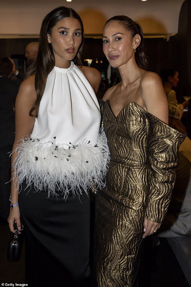 ضمنت الصورة الظلية المجهزة والأكمام الدرامية أن تكون كل الأنظار عليها عند وصولها، بينما عززتها تسريحة ذيل الحصان المملسة إلى الخلف وبشرتها المشعة كواحدة من لحظات الأناقة المميزة في الليل.